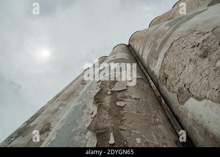 Betonrohrfassade eines alten Getreidespeicheres mit eingestürzter Gips Stockfoto