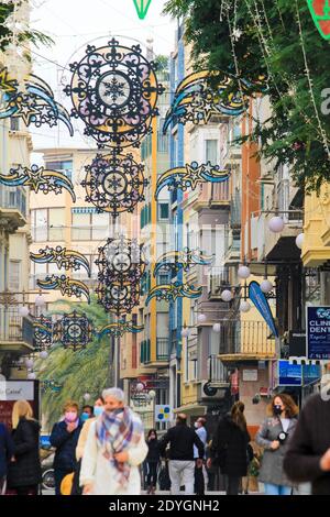 Elche, Alicante, Spanien - 20. Dezember 2020: Rathausplatz im Zentrum der Stadt Elche viele Menschen und geschmückt mit Weihnachtsbeleuchtung Stockfoto