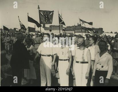 Landrat Eich uit Cleve begroet de Duitse deelnemers tijdens de Vlaggenparade op Stockfoto