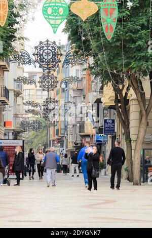 Elche, Alicante, Spanien - 20. Dezember 2020: Rathausplatz im Zentrum der Stadt Elche viele Menschen und geschmückt mit Weihnachtsbeleuchtung Stockfoto