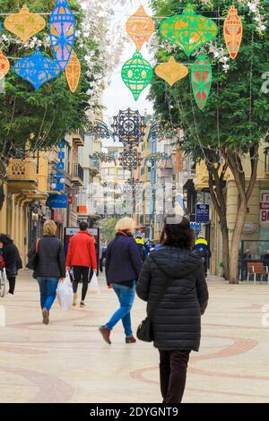 Elche, Alicante, Spanien - 20. Dezember 2020: Rathausplatz im Zentrum der Stadt Elche viele Menschen und geschmückt mit Weihnachtsbeleuchtung Stockfoto