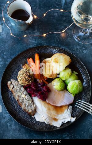 Weihnachtsessen witt pute, Wurst Fleisch, Bratkartoffeln, Füllung und Cranbery Sauce Stockfoto