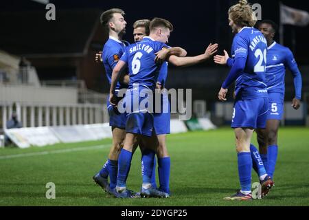 HARTLEPOOL, ENGLAND. 26. DEZEMBER Hartlepool United's Rhys Oates feiert mit seinen Teamkollegen, nachdem sie ihr zweites Tor beim Vanarama National League Spiel zwischen Hartlepool United und FC Halifax Town am Samstag, 26. Dezember 2020 im Victoria Park, Hartlepool, erzielt haben. (Kredit: Mark Fletcher, Mi News) Kredit: MI Nachrichten & Sport /Alamy Live Nachrichten Stockfoto