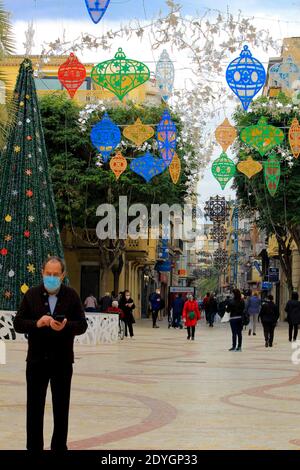 Elche, Alicante, Spanien - 20. Dezember 2020: Rathausplatz im Zentrum der Stadt Elche viele Menschen und geschmückt mit Weihnachtsbeleuchtung Stockfoto