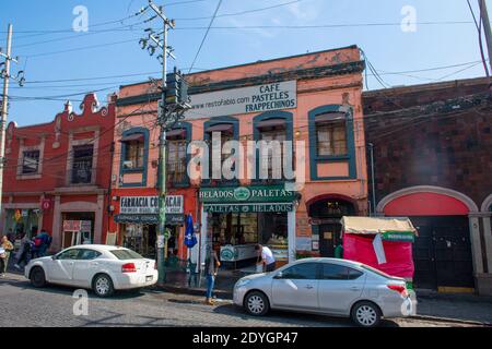 Historische Gebäude in der Ignacio Allende Straße in der Nähe von Jardin Plaza Hidalgo im historischen Zentrum von Coyoacan, Mexico City CDMX, Mexiko. Stockfoto