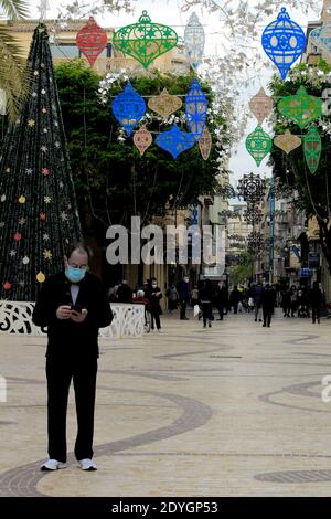 Elche, Alicante, Spanien - 20. Dezember 2020: Rathausplatz im Zentrum der Stadt Elche viele Menschen und geschmückt mit Weihnachtsbeleuchtung Stockfoto