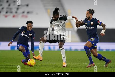 Fulhams Andre-Frank Zambo Anguissa (Mitte) kämpft während des Premier League-Spiels im Craven Cottage, London, gegen Kyle Walker-Peters (links) und Theo Walcott aus Southampton. Stockfoto