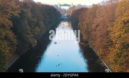 Warschau, Polen 01.11.2020 Agrykola Park Schloss Ujazdow, vom Königlichen Kanal aus gesehen. Antenne. Hochwertige Fotos Stockfoto