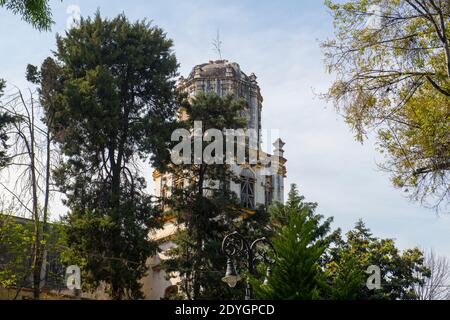 Historisches Zentrum der Villa Coyoacan und Iglesia de San Juan Bautista Luftaufnahme in Mexiko-Stadt CDMX, Mexiko. Stockfoto