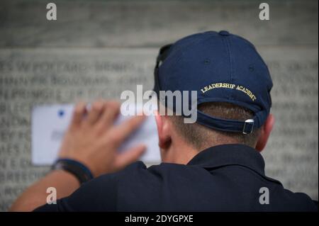 Der Forscher der Strafverfolgungsbehörden verfolgt Namen am National Law Enforcement Officers Memorial 4. Stockfoto