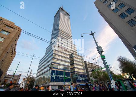 Torre Latinoamericana an der Avenida Francisco Madero und Eje Central Lazaro Cardenas, Mexico City CDMX, Mexiko. Das historische Zentrum von Mexiko City ist ein UNESC Stockfoto