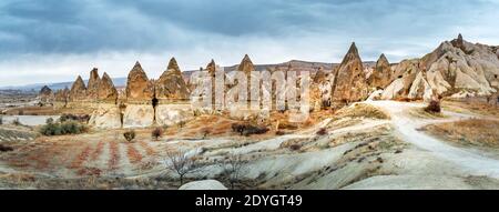 Schönes Panoramafoto von Kappadokien, Goereme, Türkei an einem bewölkten Tag Stockfoto