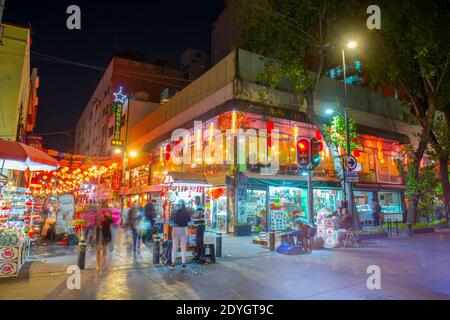 Chinatown Barrio Chino in der Dolores Street im historischen Zentrum von Mexiko City CDMX, Mexiko. Das historische Zentrum von Mexiko-Stadt ist ein UNESCO-Weltkulturerbe SIT Stockfoto