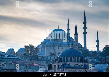 ISTANBUL, TÜRKEI - 9. DEZEMBER 2020: Schöne Aussicht auf die Fatih Moschee in einer Morgenzeit. Islamische Architektur von Istanbul in der großen Stadtlandschaft Stockfoto