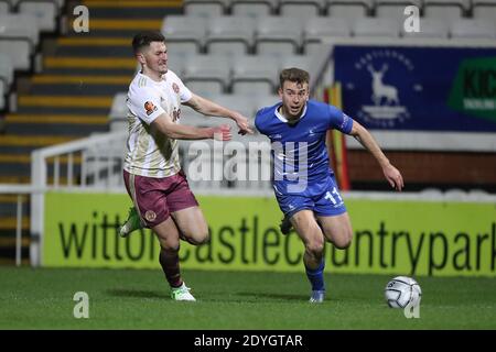 HARTLEPOOL, ENGLAND. 26. DEZEMBER Hartlepool United's Rhys Oates im Einsatz mit Neill Byrne aus Halifax Town während des Vanarama National League Spiels zwischen Hartlepool United und FC Halifax Town im Victoria Park, Hartlepool am Samstag, 26. Dezember 2020. (Kredit: Mark Fletcher, Mi News) Kredit: MI Nachrichten & Sport /Alamy Live Nachrichten Stockfoto