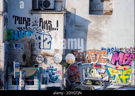 ISTANBUL, TÜRKEI - 9. DEZEMBER 2020: Bunte Straßenkunst an den Wänden auf den Straßen Istanbuls Stockfoto