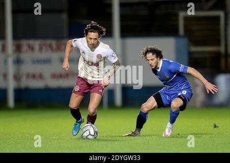 HARTLEPOOL, ENGLAND. 26. DEZEMBER Danny Williams aus Halifax Town im Einsatz mit Jamie Sterry von Hartlepool United während des Vanarama National League-Spiels zwischen Hartlepool United und FC Halifax Town im Victoria Park, Hartlepool am Samstag, 26. Dezember 2020. (Kredit: Mark Fletcher, Mi News) Kredit: MI Nachrichten & Sport /Alamy Live Nachrichten Stockfoto