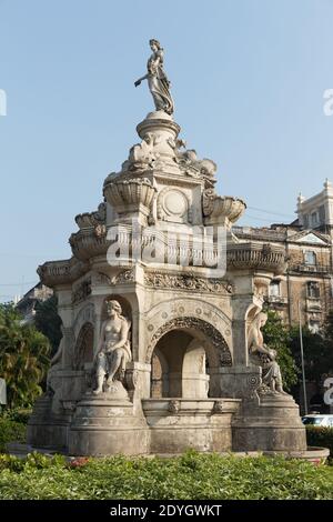 Mumbai Indien der Flora-Brunnen wurde 1864 erbaut und stellt die römische Göttin Flora dar. Es liegt am Ende der Dadabhai Naoroji Road, Fort Business District. Stockfoto