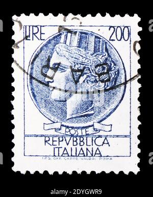 MOSKAU, RUSSLAND - 8. AUGUST 2019: Briefmarke gedruckt in Italien zeigt Coin of Syracuse, Serie, um 1959 Stockfoto