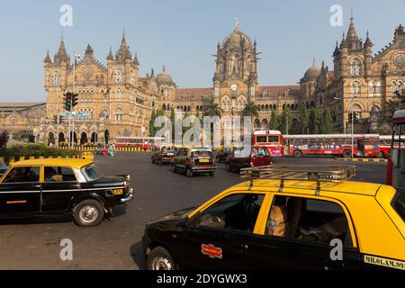 Indien Mumbai Chhatrapati Shivaji Terminus, ehemals Victoria Terminus, ist ein UNESCO-Weltkulturerbe und ein historischer Bahnhof. Stockfoto