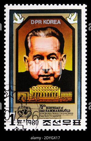 MOSKAU, RUSSLAND - 8. AUGUST 2019: Briefmarke gedruckt in Korea gewidmet 75. Geburtstag von Dag Hammarskjold (1905-1961), schwedischen Schriftsteller und Stockfoto