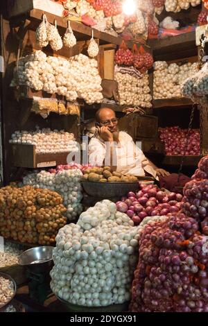 India Mumbai Onion Vendor Auf Dem Craword Market Stockfoto