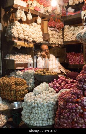 India Mumbai Onion Vendor Auf Dem Craword Market Stockfoto