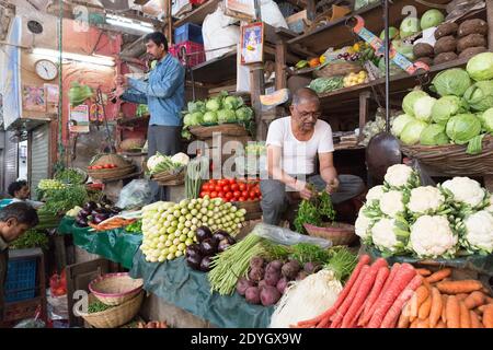 Mumbai Indien Gemüseverkäufer im Mahatma Jyotiba Phule Market, allgemein bekannt als Crawford Market. Stockfoto