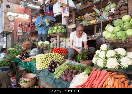 Gemüseverkäufer im Mahatma Jyotiba Phule Market, allgemein bekannt als Crawford Market. Stockfoto