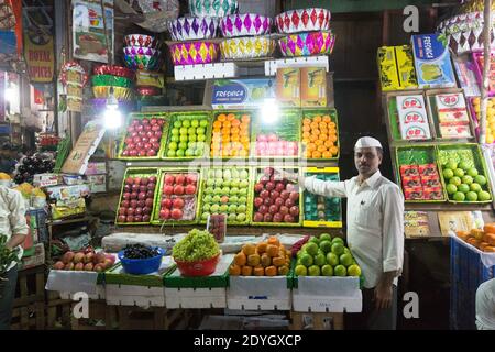 Indien Mumbai Fruit Vendor in Mahatma Jyotiba Phule Market, allgemein bekannt als Crawford Market. Stockfoto