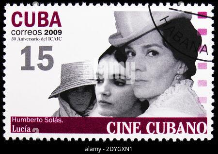 MOSKAU, RUSSLAND - 8. AUGUST 2019: Briefmarke gedruckt in Kuba zeigt Humberto Solas, Lucia, kubanische Kinoserie, um 2009 Stockfoto