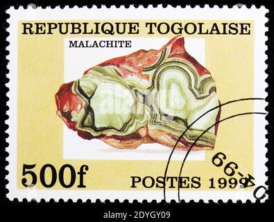 MOSKAU, RUSSLAND - 8. AUGUST 2019: Briefmarke gedruckt in Togo zeigt Malachite, Minerals Serie, um 1999 Stockfoto