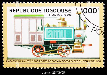 MOSKAU, RUSSLAND - 8. AUGUST 2019: Briefmarke gedruckt in Togo zeigt Allrad Lokomotive, New York 1890, Lokomotiven Serie, um 1996 Stockfoto