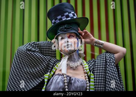 London, Großbritannien. Dezember 2020. Die Models nehmen an einer farbenfrohen Boxing Day Flashmob Modenschau Teil, bei der der Designer Pierre Garroudi die leeren Straßen des West End ausnutzt. Kredit: Guy Corbishley / Alamy Live Nachrichten Stockfoto