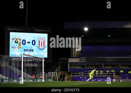 BIRMINGHAM, ENGLAND. 26. DEZEMBER.Josef Bursik der Torhüter von Stoke City nimmt seinen letzten Kick des Spiels mit der digitalen Anzeigetafel zeigt 0-0 Momente vor dem finalen Pfeifen während der während der Sky Bet Championship Spiel zwischen Coventry City und Stoke City im St. Andrews Stadium, Birmingham am Samstag 26. Dezember 2020. (Kredit: James HolyOak, Mi News) Kredit: MI Nachrichten & Sport /Alamy Live Nachrichten Stockfoto