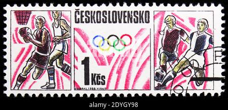 MOSKAU, RUSSLAND - 8. AUGUST 2019: Briefmarke gedruckt in der Tschechoslowakei zeigt Basketball, Fußball, Olympische Spiele 1988 - Calgary und Seoul Serie, circa Stockfoto