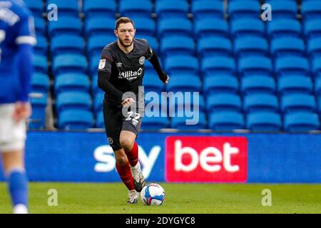 Cardiff, Großbritannien. Dezember 2020. Henrik Dalsgaard von Brentford während des Sky Bet Championship Matches zwischen Cardiff City und Brentford im Cardiff City Stadium, Cardiff Bild von Mark D Fuller/Focus Images/Sipa USA 26/12/2020 Credit: SIPA USA/Alamy Live News Stockfoto