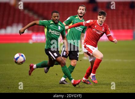 Joe Lolley (rechts) von Nottingham Forest kämpft während des Sky Bet Championship-Spiels am City Ground in Nottingham um den Ball mit Ivan Sunjic und Jeremie Bela (rechts) von Birmingham City. Stockfoto