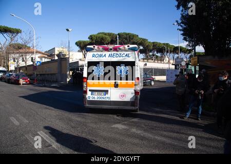 Rom, Italien. Dezember 2020. Ein Krankenwagen kommt in das Spallanzani Krankenhaus in Rom, bevor der Van mit dem Impfstoff ankommt (Foto: Matteo Nardone/Pacific Press/Sipa USA) Quelle: SIPA USA/Alamy Live News Stockfoto