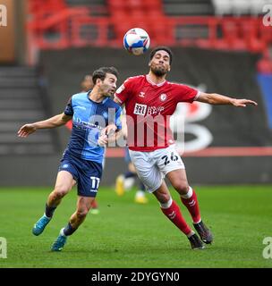 Bristol, Großbritannien. Dezember 2020. Scott Kashket von Wycombe Wanderers und Zak Vyner von Bristol City während des Sky Bet Championship Matches am Ashton Gate, Bristol Bild von Jeremy Landey/Focus Images/Sipa USA 26/12/2020 Credit: SIPA USA/Alamy Live News Stockfoto