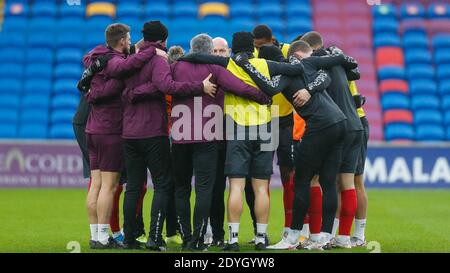 Cardiff, Großbritannien. Dezember 2020. Brentford Assistant Head Coach Brian Reimer gibt seine Anweisungen während des Warm-Up vor dem Sky Bet Championship Match zwischen Cardiff City und Brentford im Cardiff City Stadium, Cardiff Bild von Mark D Fuller/Focus Images/Sipa USA 26/12/2020 Credit: SIPA USA/Alamy Live News Stockfoto