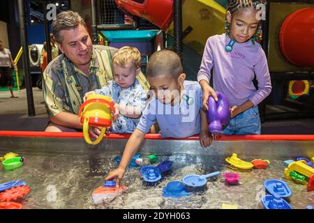 Birmingham Alabama, McWane Science Center Hands On, Ausstellung Wasserspielzeug Kinder Schwarzer Junge Mädchen Kleinkind Vater, spielen spielen, Stockfoto