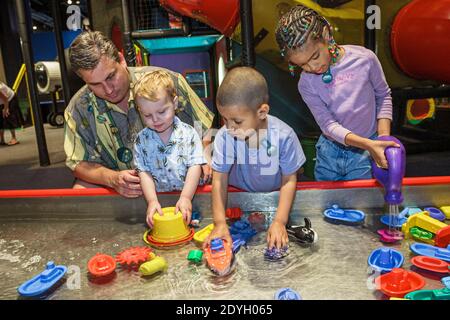 Birmingham Alabama, McWane Science Center Hands On, Ausstellung Wasserspielzeug Kinder Schwarzer Junge Mädchen Kleinkind Vater, spielen spielen, Stockfoto