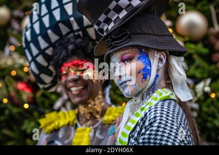 London, Großbritannien. Dezember 2020. Die Models nehmen an einer farbenfrohen Boxing Day Flashmob Modenschau Teil, bei der der Designer Pierre Garroudi die leeren Straßen des West End ausnutzt. Kredit: Guy Corbishley / Alamy Live Nachrichten Stockfoto