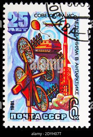 MOSKAU, RUSSLAND - 8. AUGUST 2019: Briefmarke gedruckt in der UdSSR (Russland) zeigt sowjetische Antarktisforschung, Serie, um 1981 Stockfoto