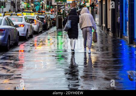 Limerick, Irland. Dezember 2020. Nach dem Einkaufen in Limerick machen sich die Menschen auf den Heimweg, bevor Storm Bella das Land erreicht. Met Éireann hat für das ganze Land eine Statuswarnung für gelben Wind ausgegeben, die bis morgen um 6 Uhr gültig ist. Quelle: AG News/Alamy Live News Stockfoto