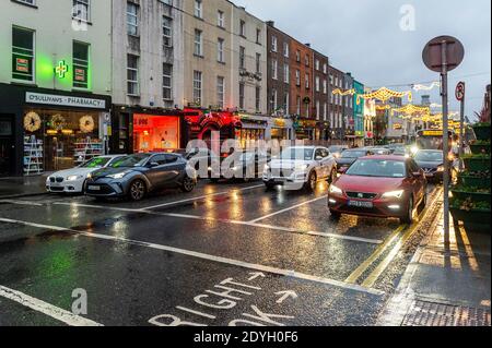 Limerick, Irland. Dezember 2020. Nach dem Einkaufen in Limerick machen sich die Menschen auf den Heimweg, bevor Storm Bella das Land erreicht. Met Éireann hat für das ganze Land eine Statuswarnung für gelben Wind ausgegeben, die bis morgen um 6 Uhr gültig ist. Quelle: AG News/Alamy Live News Stockfoto