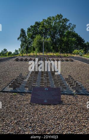 Stare Lysogorki, Polen, Juni 2019 Denkmal und Gräber. Militärfriedhof für gefallene Soldaten der 1. Polnischen Armee Stockfoto