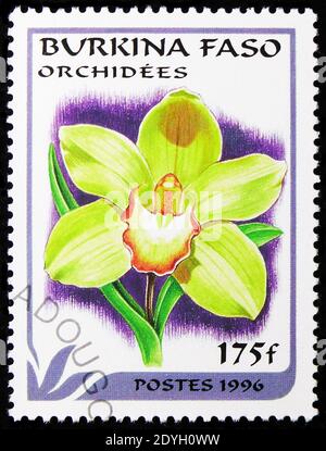 MOSKAU, RUSSLAND - 8. AUGUST 2019: Die in Burkina Faso gedruckte Briefmarke zeigt Cymbidium, Orchids Serie, um 1996 Stockfoto