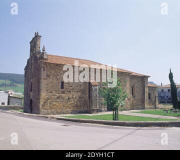 FACHADA MERIDIONAL Y OCCIDENTAL DE LA IGLESIA. Lage: IGLESIA PARROQUIAL. PUENTE DE SAN MIGUEL. Kantabrien. SPANIEN. Stockfoto